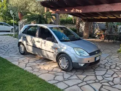 Usata Ford Fiesta Ghia 68 CV (50 kW) 2004 Grigio Utilitaria