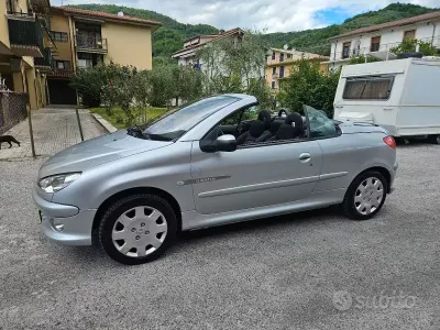 Usata Peugeot 206 CC 109 CV (80 kW) 2004 Grigio Cabrio