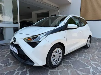 Usata Toyota Aygo X-play 72 CV (52 kW) 2020 Bianco Utilitaria