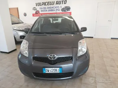 Usata Toyota Yaris 90 CV (66 kW) 2009 Grigio Utilitaria
