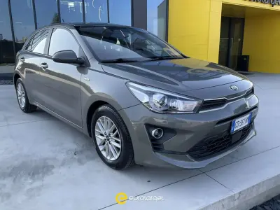 Usata Kia Rio Style 101 CV (74 kW) 2021 Grigio Utilitaria