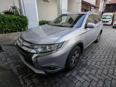 Usata Mitsubishi Outlander 150 CV (110 kW) 2017 Argento SUV