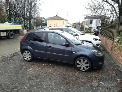 Usata Ford Fiesta 75 CV (55 kW) 2006 Grigio Utilitaria