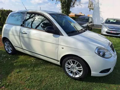 Usata Lancia Ypsilon 60 CV (44 kW) 2010 Argento brillante Utilitaria