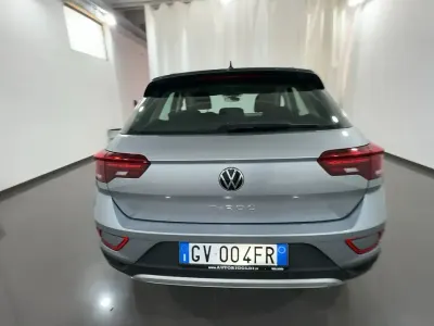 Usata VW T-Roc Life 115 CV (84 kW) 2024 Pyrit silver / tetto nero SUV