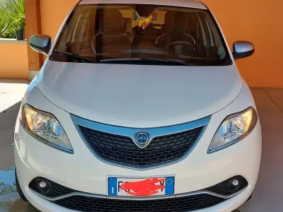 Usata Lancia Ypsilon 95 CV (69 kW) 2016 Bianco Utilitaria