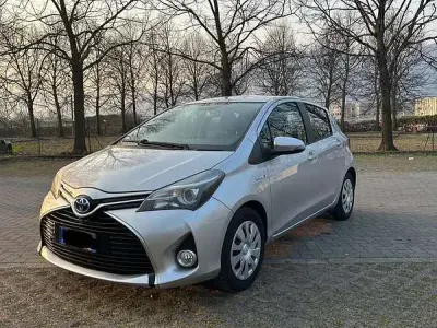 Usata Toyota Yaris Hybrid 75 CV (55 kW) 2015 Berlina