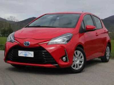 Usata Toyota Yaris Cool 72 CV (52 kW) 2018 Rosso Berlina