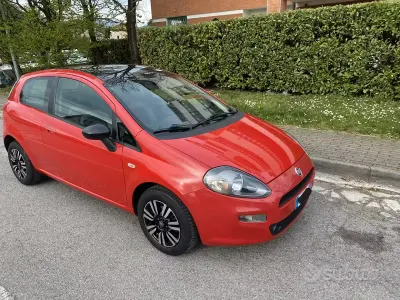 Brugt Fiat Punto Lounge 84 HK (61 kW) 2013 Rød Hatchback