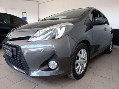 Usata Toyota Yaris Hybrid Lounge 75 CV (55 kW) 2014 Grigio Berlina