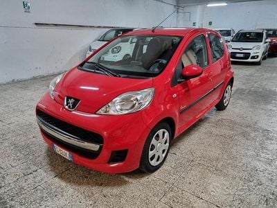 Usata Peugeot 107 68 CV (50 kW) 2011 Rosso Utilitaria