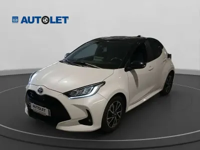 Usata Toyota Yaris Hybrid Style 92 CV (67 kW) 2022 White pearl con tetto nero Berlina
