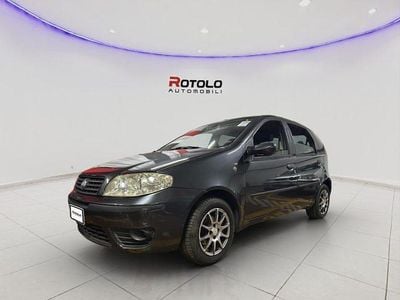 Usata Fiat Punto Dynamic 69 CV (50 kW) 2005 Grigio scuro Berlina