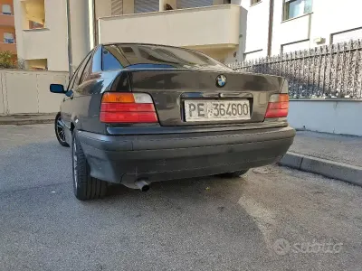 Usata BMW 318 116 CV (85 kW) 1992 Nero Berlina
