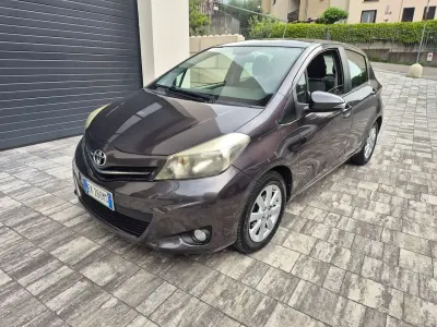 Begagnad Toyota Yaris Sol 101 HK (74 kW) 2011 Grå Halvkombi