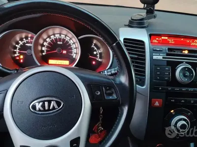 Usata Kia Venga 90 CV (66 kW) 2010 Rosso Utilitaria