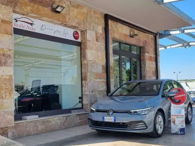 Usata VW Golf VIII Life 110 CV (80 kW) 2021 Grigio Berlina