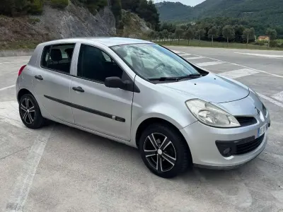 Usata Renault Clio III Dynamique 68 CV (50 kW) 2006 Argento Berlina
