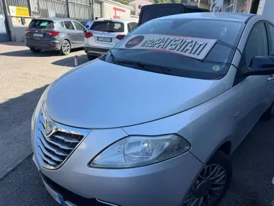 Usata Lancia Ypsilon Gold 69 CV (50 kW) 2012 Argento Utilitaria