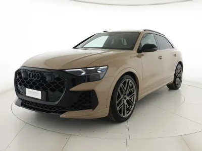 Nuova Audi RS Q8 Performance 640 CV (470 kW) 2026 Oro sakhir metallizzato SUV