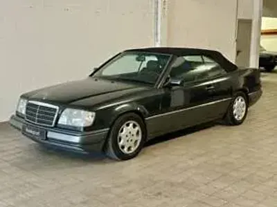 Usata Mercedes E220 150 CV (110 kW) 1993 Nero Cabrio