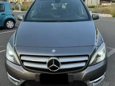 Usata Mercedes B180 122 CV (89 kW) 2012 Grigio Monovolume