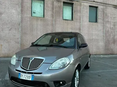 Usata Lancia Ypsilon 77 CV (56 kW) 2010 Viola Utilitaria