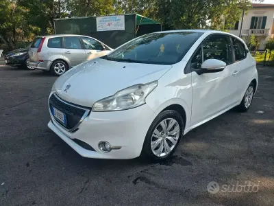 Usata Peugeot 208 Allure 82 CV (60 kW) 2014 Bianco Utilitaria