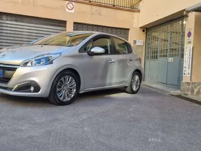 Usata Peugeot 208 Active 75 CV (55 kW) 2017 Argento Utilitaria