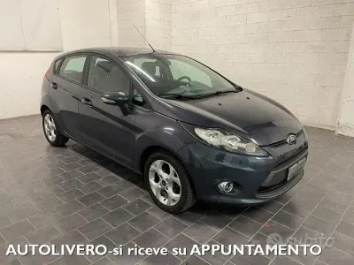Usata Ford Fiesta 69 CV (50 kW) 2012 Grigio Berlina