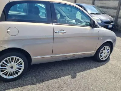 Usata Lancia Ypsilon 69 CV (50 kW) 2011 Argento brillante Utilitaria