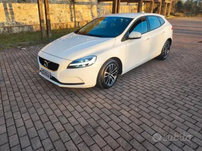 Usata Volvo V40 Plus 150 CV (110 kW) 2018 Bianco Berlina