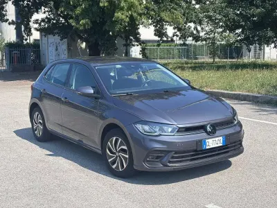 Usata VW Polo Life 95 CV (69 kW) 2023 Grigio Utilitaria