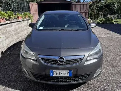Usata Opel Astra 95 CV (69 kW) 2011 Berlina