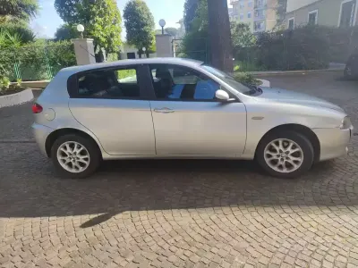 Begagnad Alfa Romeo 1900 120 HK (88 kW) 2006 Grå Sedan