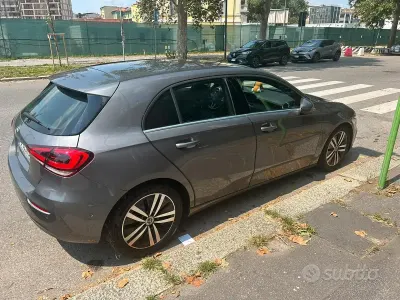 Usata Mercedes A180 116 CV (85 kW) 2019 Grigio Berlina