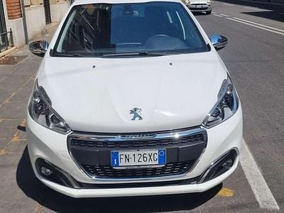 Käytetty Peugeot 208 Allure 75 HP (55 kW) 2018 Viistoperä