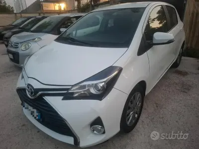 Usata Toyota Yaris 69 CV (50 kW) 2016 Bianco Berlina