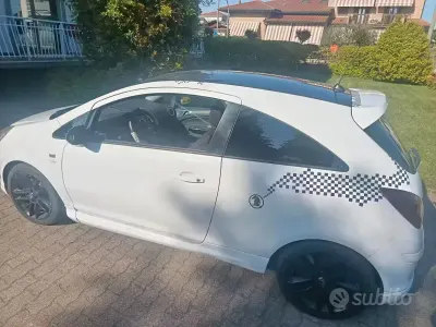 Usata Opel Corsa Edition 90 CV (66 kW) 2009 Bianco Utilitaria