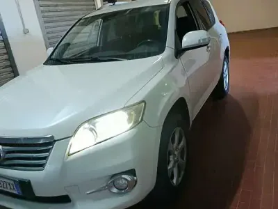 Second-hand Toyota RAV4 150 CP (110 kW) 2011 Alb SUV