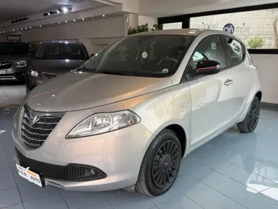 Usado Lancia Ypsilon Gold 95 HP (69 kW) 2014 Castanho Citadino
