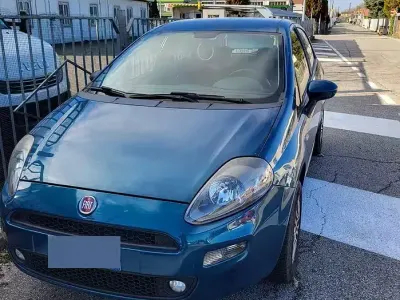 Usata Fiat Punto Easy 77 CV (56 kW) 2013 Blu/azzurro Utilitaria