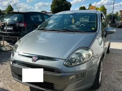 Usata Fiat Punto Young 75 CV (55 kW) 2014 Grigio Utilitaria