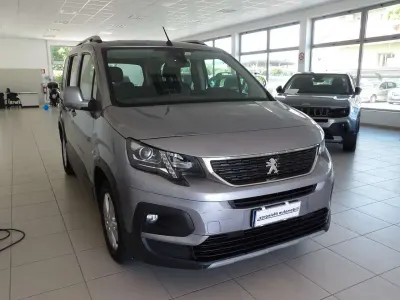 Käytetty Peugeot Rifter Allure 131 HP (96 kW) 2020 Harmaa Tila-auto