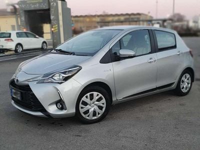 Usata Toyota Yaris Hybrid Active 73 CV (53 kW) 2018 Grigio Berlina