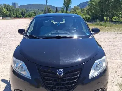 Usata Lancia Ypsilon 69 CV (50 kW) 2015 Nero Utilitaria
