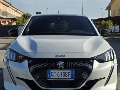 Usata Peugeot 208 GT-line 101 CV (74 kW) 2020 Utilitaria