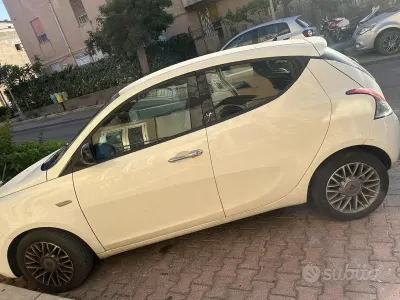 Usata Lancia Ypsilon 95 CV (69 kW) 2012 Bianco Utilitaria
