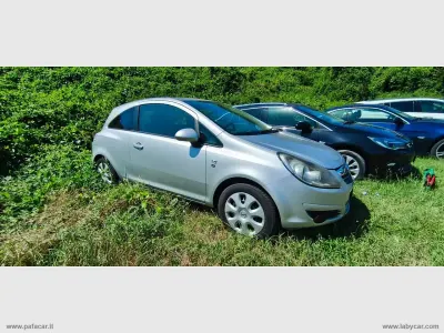 Usado Opel Corsa Edition 95 HP (69 kW) 2011 Prateado Sedan