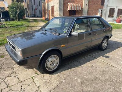 Usado Lancia Delta 105 CV (77 kW) 1983 Gris Utilitario